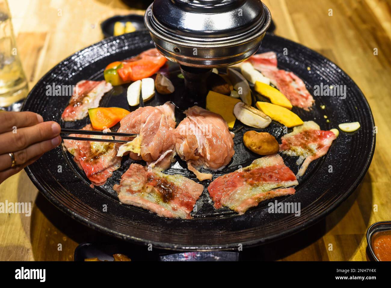 Traditional korean bbq with chicken, beef and vegetables Stock Photo Alamy