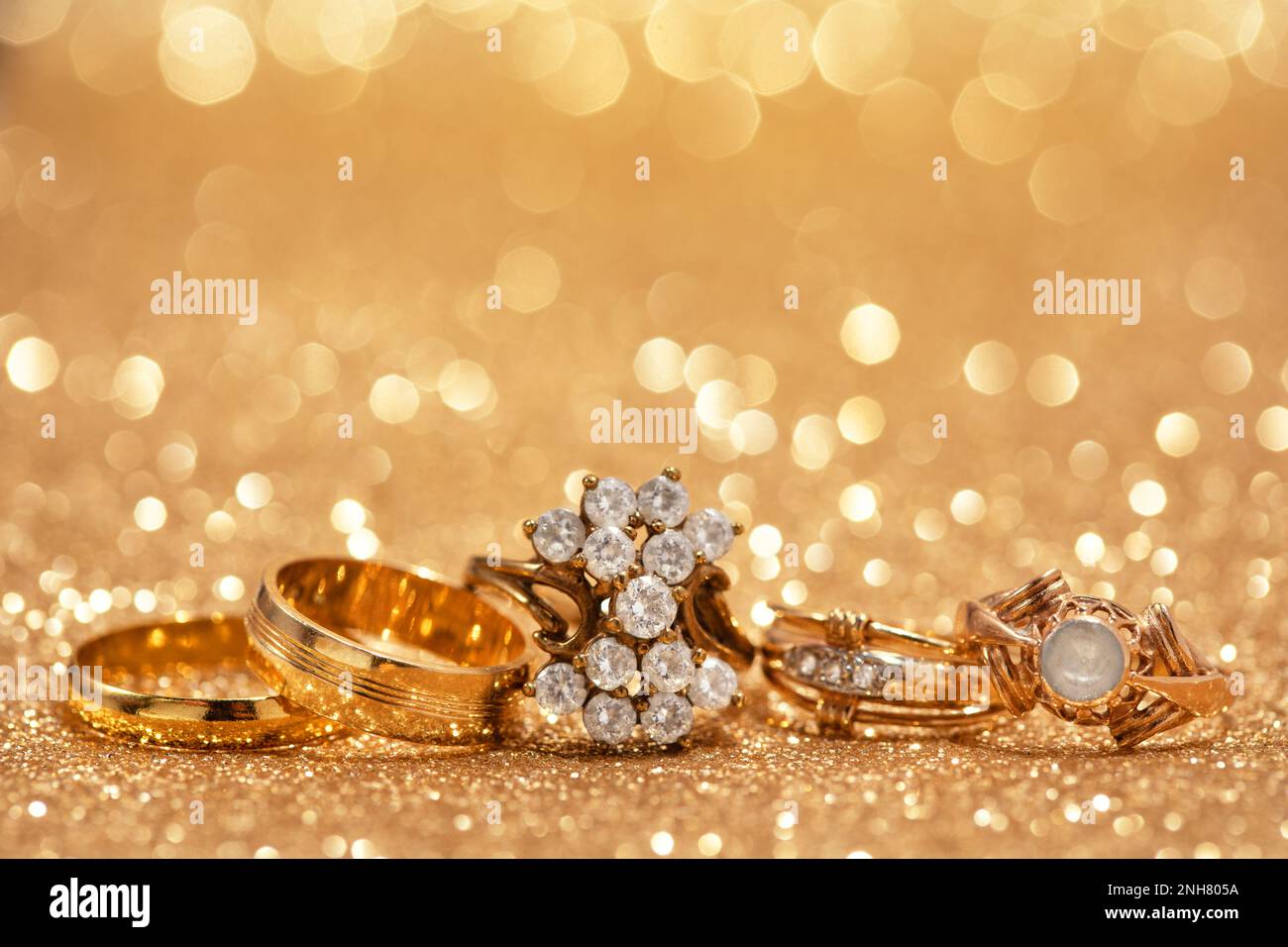 Shiny golden background hi-res stock photography and images - Alamy