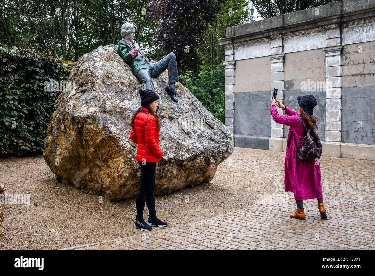 Tourists and statue of Irish writer Oscar Wilde by Danny Osbourne in