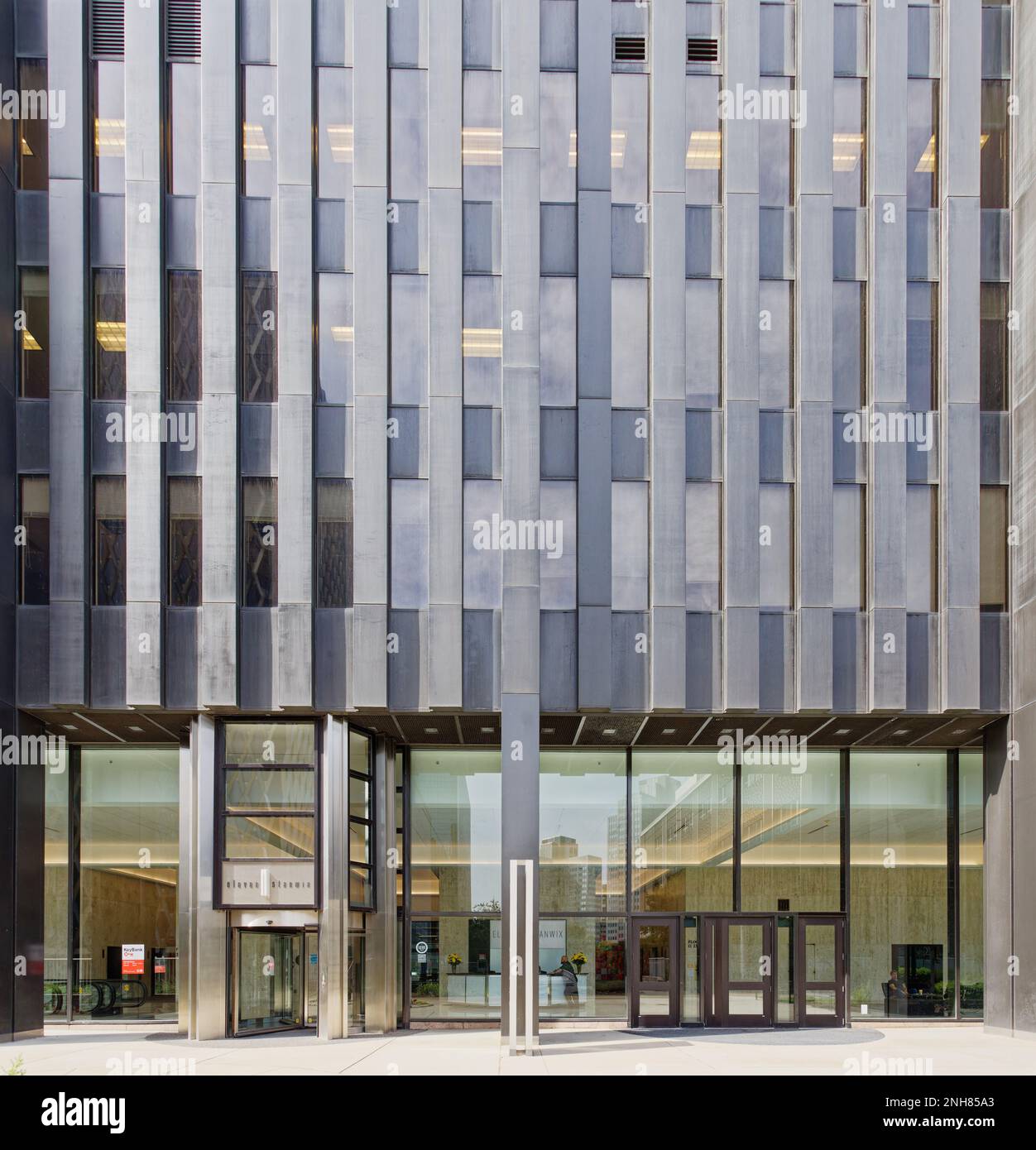 Pittsburgh Downtown: The dark gray anodized aluminum and glass curtain ...