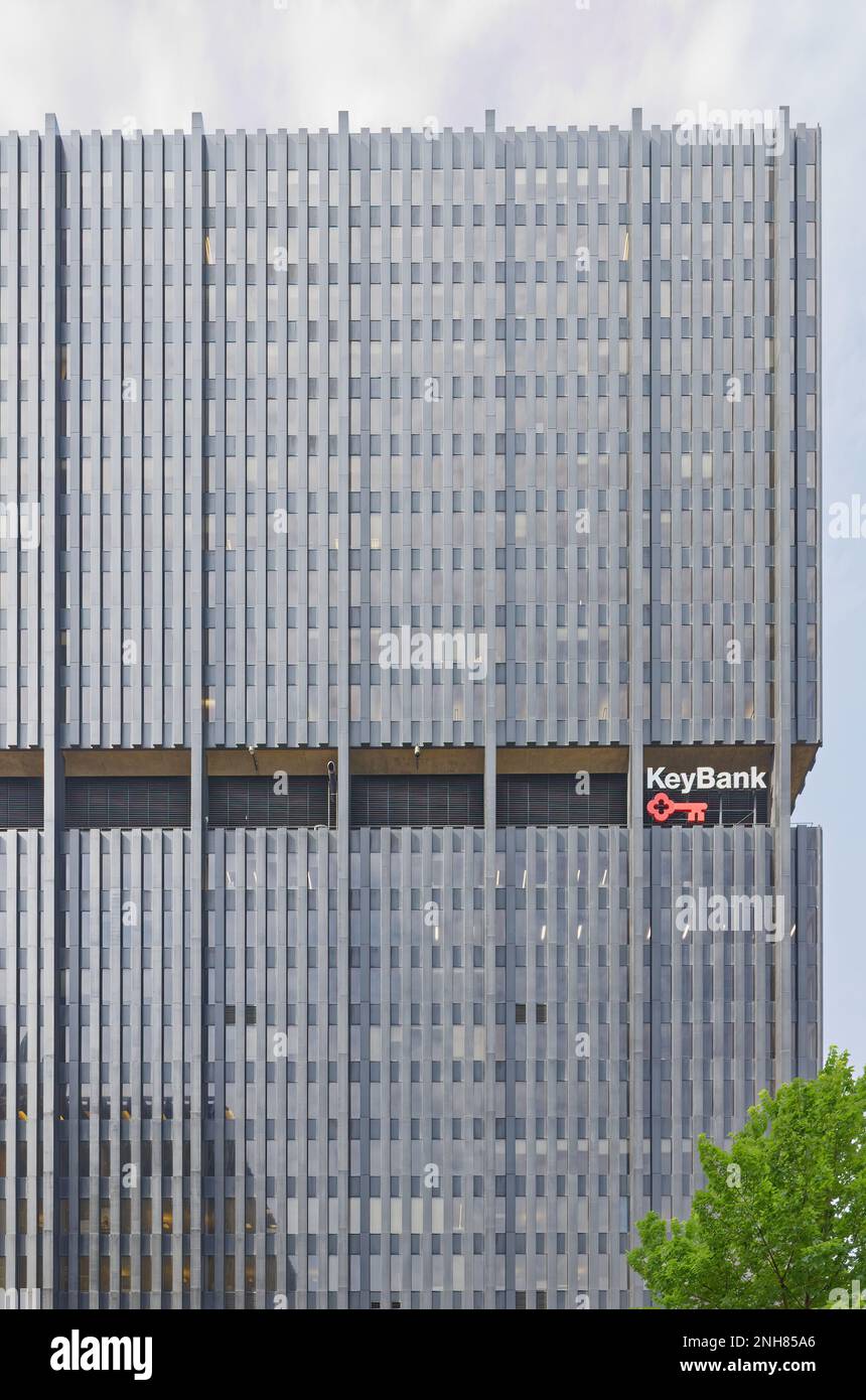Pittsburgh Downtown: The dark gray anodized aluminum and glass curtain ...