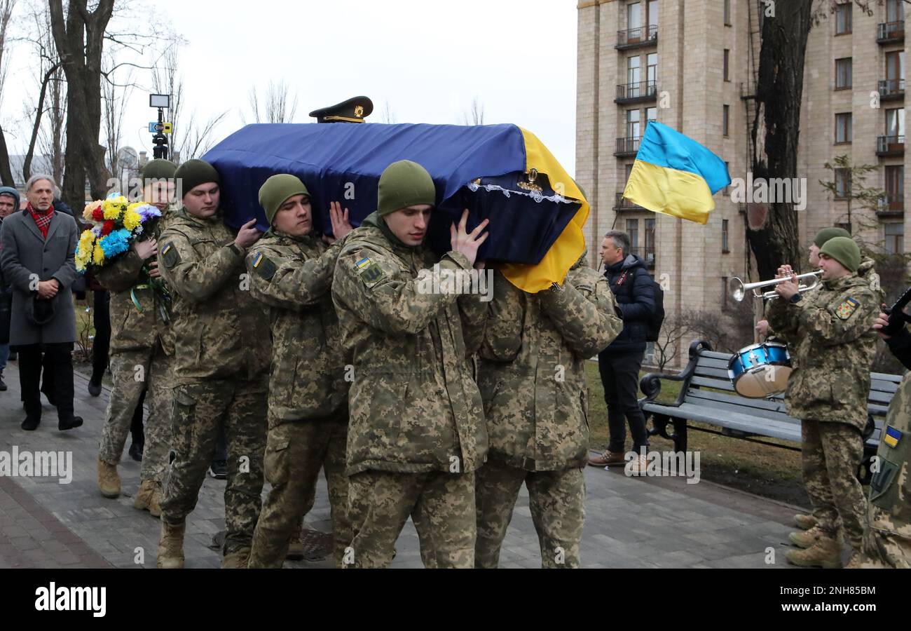 Non Exclusive: KYIV, UKRAINE - FEBRUARY 21, 2023 - Servicemen carry the ...