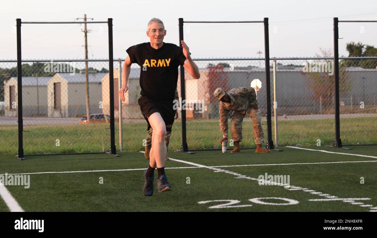 Captain John Miller, the 716th Military Police Battalion Chaplain, competes in an Army Combat Fitness Test as part of the Best Unit Ministry Team Competition, July 27, 2022 on Fort Campbell, KY. The Best Unit Ministry Competition is a multi day challenge including an Army Combat Fitness Test, land navigation, 8-mile foot march, obstacle course, and tactical religious support knowledge board designed to test the mental and physical capabilities of chaplains and religious affairs specialists. Stock Photo