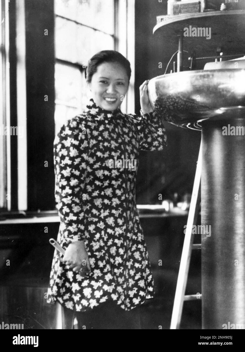 Chien-shiung Wu (1912-1997) assembling an electrostatic generator at Smith College Physics Laboratory, circa 1942. Wu was a Chinese-American physicist who worked on the Manhattan Project, helping to develop the process for separating uranium metal into the U-235 and U-238 isotopes by gaseous diffusion. In 1956, Wu and Tsung-Dao Lee experimentally confirmed a theory that parity is violated during weak radioactive decay, overturning many basic assumptions of particle physics. Stock Photo