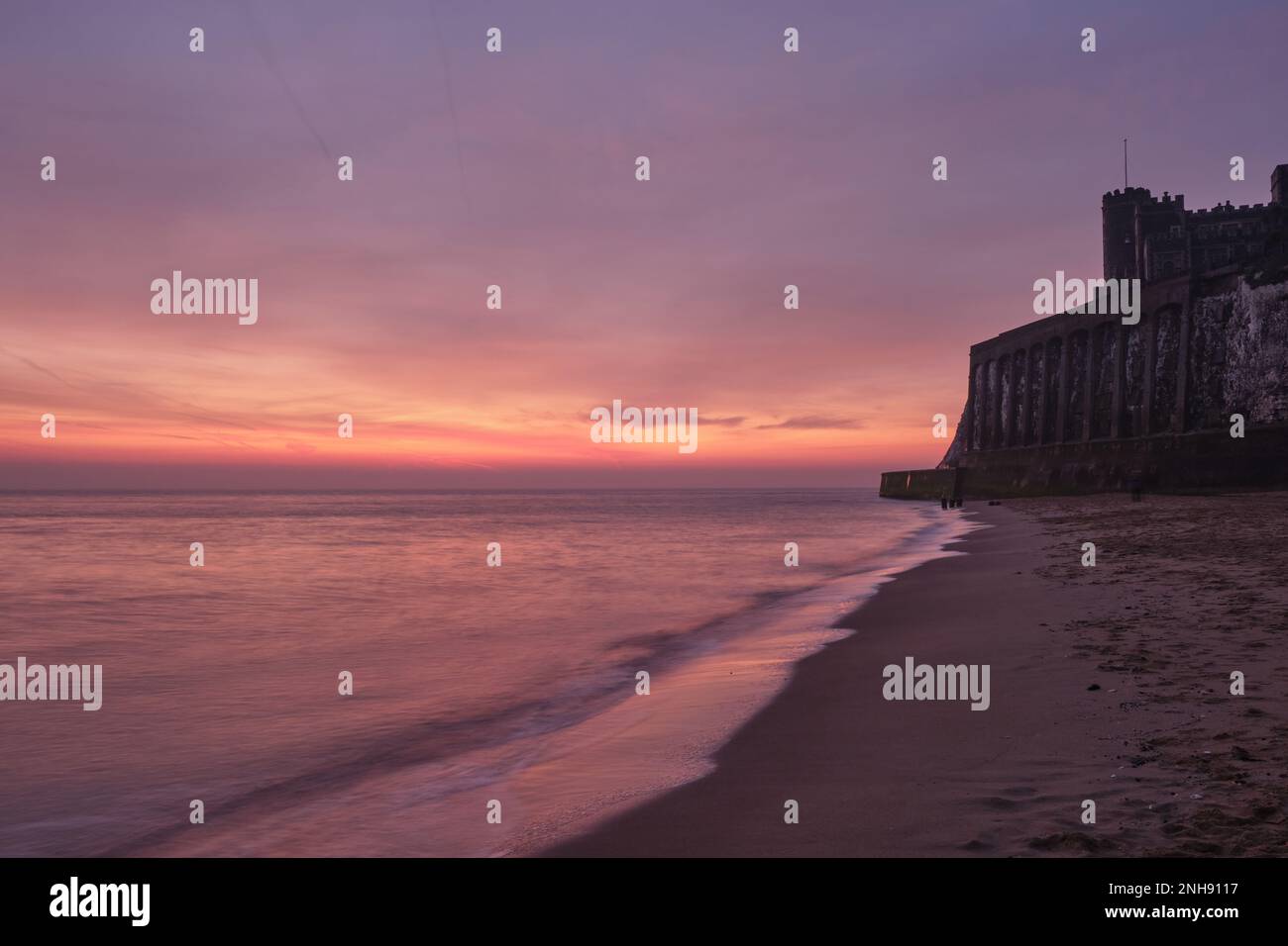 Sunrise over Kingsgate Bay with Kingsgate castle in Broadstairs, Kent in Winter Stock Photo