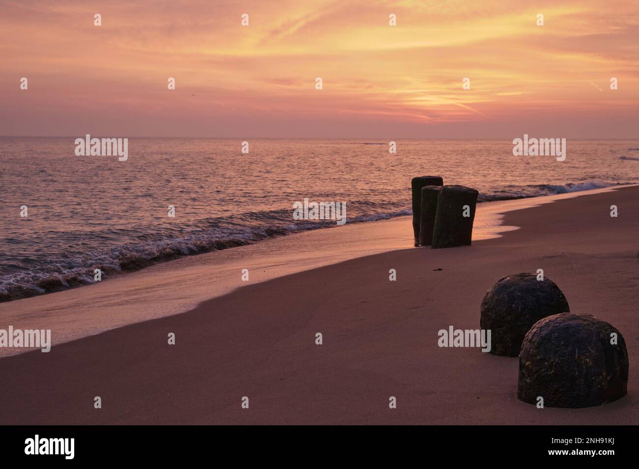Sunrise over Kingsgate Bay in Broadstairs, Kent in Winter Stock Photo