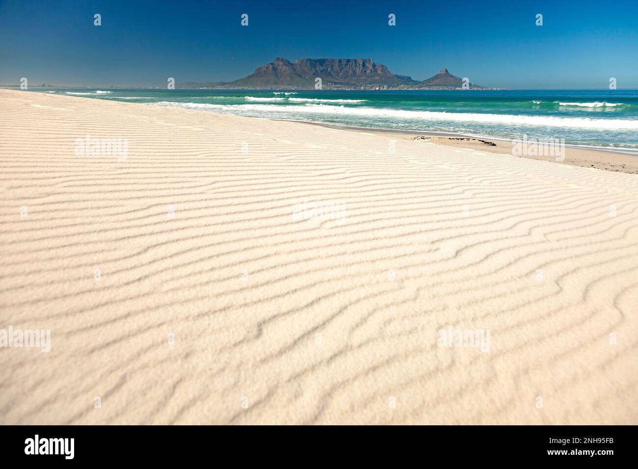 Der Bloubergstrand mit Blick auf Kapstadt und den Tafelberg, Kapstadt, Westkap, Südafrika  |   Bloubergstrand beach with view to Cape Town and the tab Stock Photo