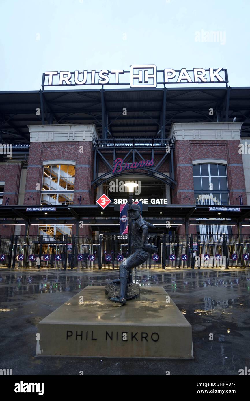 A general overall view of statue of former Atlanta Braves pitcher Phil Niekro at the Third Base Gate at Truist Park, Sunday, Jan. 29, 2023, in Atlanta. (Kirby Lee via AP) Stock Photo