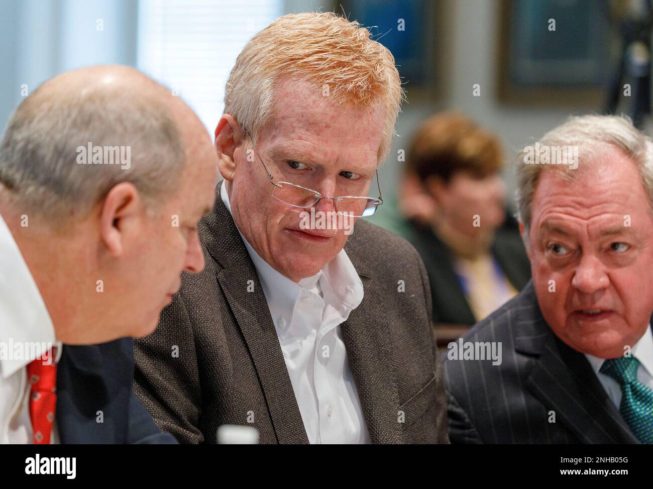 Defendant Alex Murdaugh, seated between his two layers Jim Griffin and ...