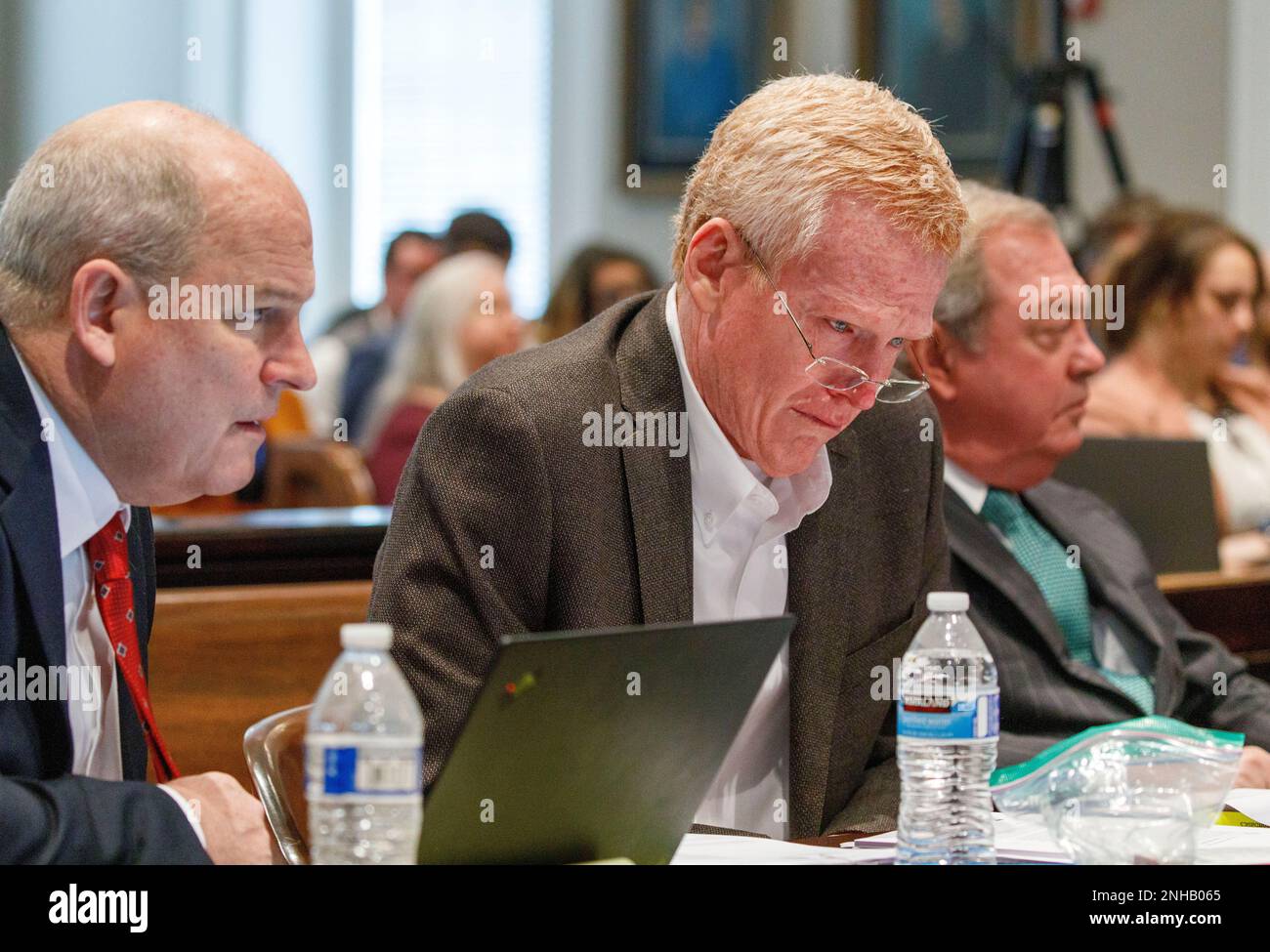 Defendant Alex Murdaugh, seated between his two layers Jim Griffin and ...