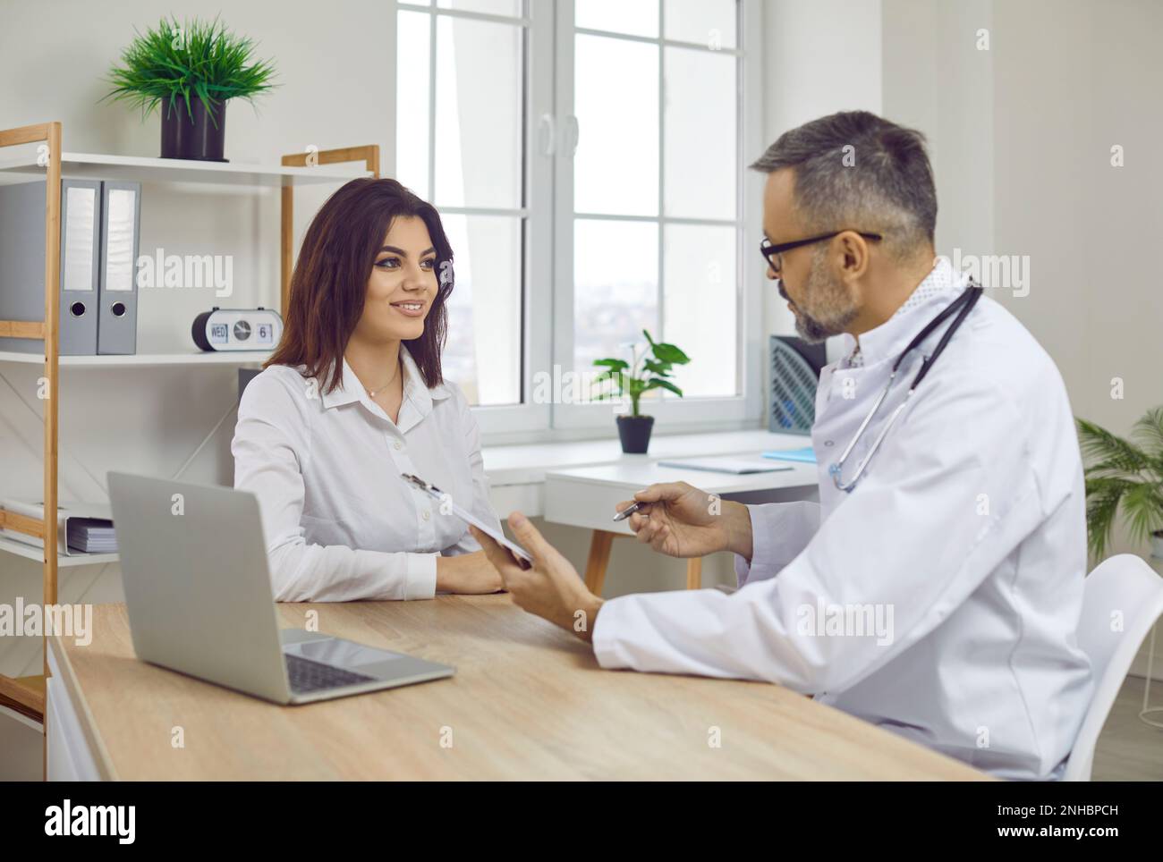 Doctor giving patient note hi-res stock photography and images - Alamy