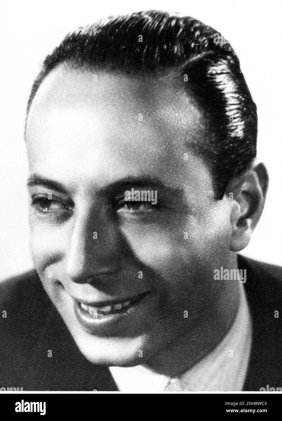 1945 ca, ITALY  : The italian theatre actor ERNESTO CALINDRI ( 1908 - 1999 ) . Celebrated for the television spot advertising Cinar - TEATRO - CAROSELLO  - TELEVISIONE - THEATER - attore teatrale -grease - brillantina - smile - sorriso ----  Archivio GBB Stock Photo