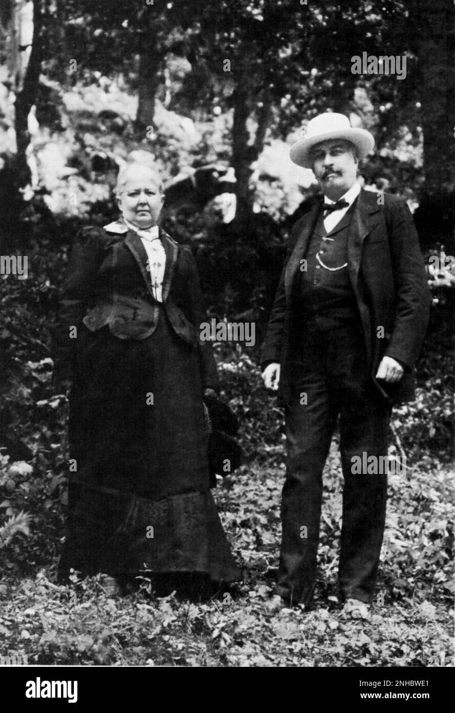 1905 ca, ITALY : The italian politician GIOVANNI GIOLITTI  ( 1842 - 1928 ) with wife ROSA - DEPUTATO LIBERALE - POLITICA - POLITICO - POLITIC - portrait - ritratto - marito e moglie - villeggiatura - vacanze - holiday - hat - cappello - tie - papillon - cravatta ----  Archivio GBB Stock Photo