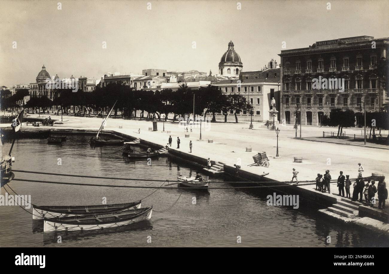1910 ca. , TRAPANI , Sicily , ITALY : the harbour , Grand Hotel , Viale Regina Elena di Savoia and the monument to Giuseppe Garibaldi - port - il porto - barca - barche - boats - navy   - FOTO STORICHE - HISTORY - SICILIA - ITALIA ----  Archivio GBB Stock Photo