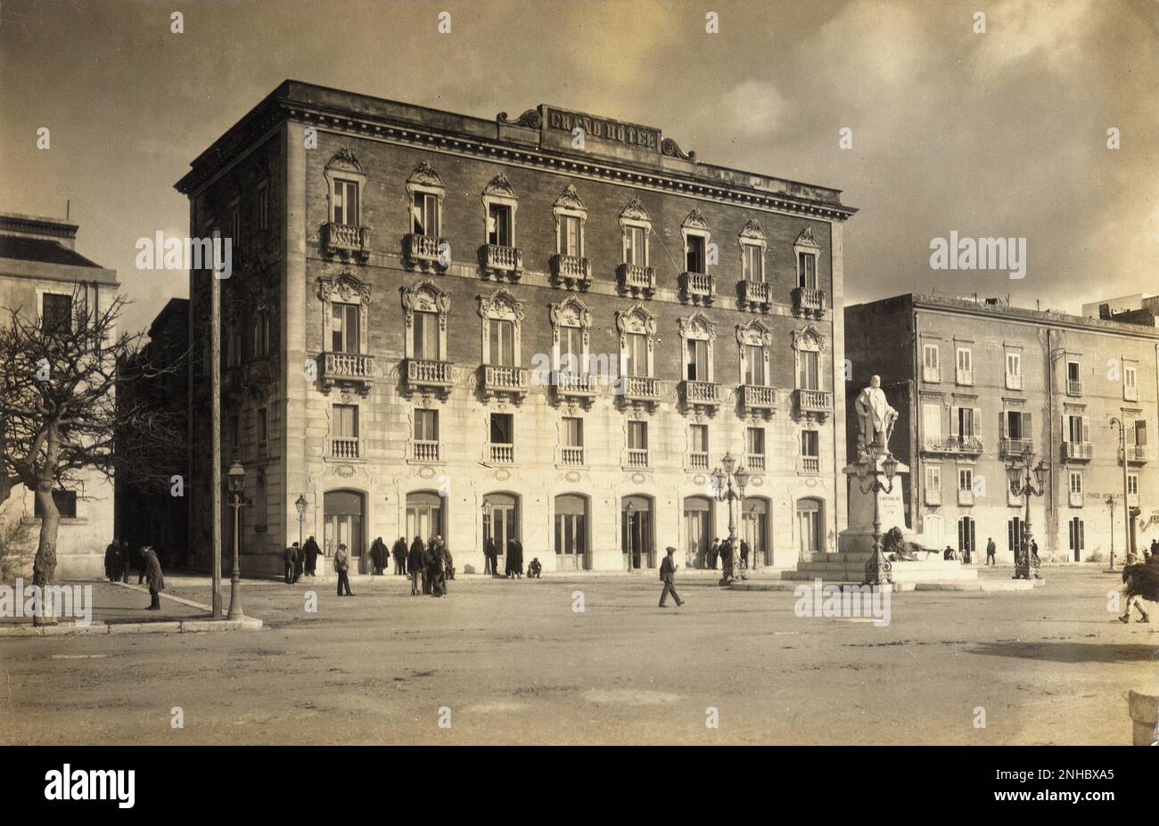1910 ca. , TRAPANI , Sicily , ITALY : the harbour , the GRAND HOTEL and the monument to Giuseppe Garibaldi - port - il porto   - FOTO STORICHE - HISTORY - SICILIA - ITALIA ----  Archivio GBB Stock Photo