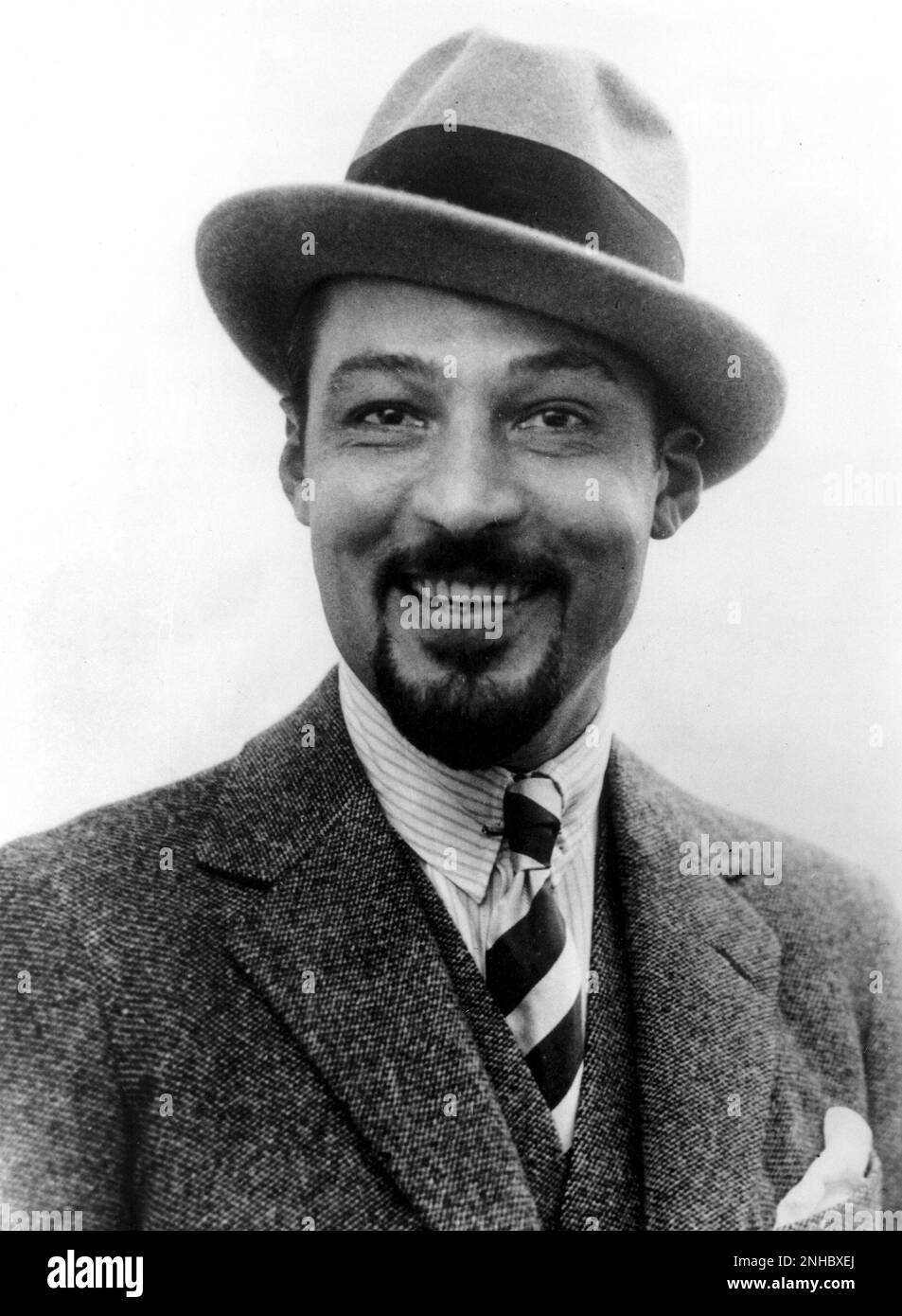 1925 , USA : The silent screen movie actor RUDOLPH VALENTINO ( born Rodolfo Guglielmi , 1895 - 1926 ) return from a travel in Europe with a beard ixpired from a portrait by the painter El Greco at El Prado Museum in Madrid. Valentino desire play the role of El Cid at movie in  THE HOODED FALCON but this movie never relized .  - CINEMA MUTO - RODOLFO -  attore cinematografico - LATIN LOVER - italoamericano - italo americano - italo-americano - emigrant - emigrante - italo-american - portrait - ritratto - tie - cravatta - pochette - fazzoletto nel taschino - collar - colletto - sguardo magnetico Stock Photo