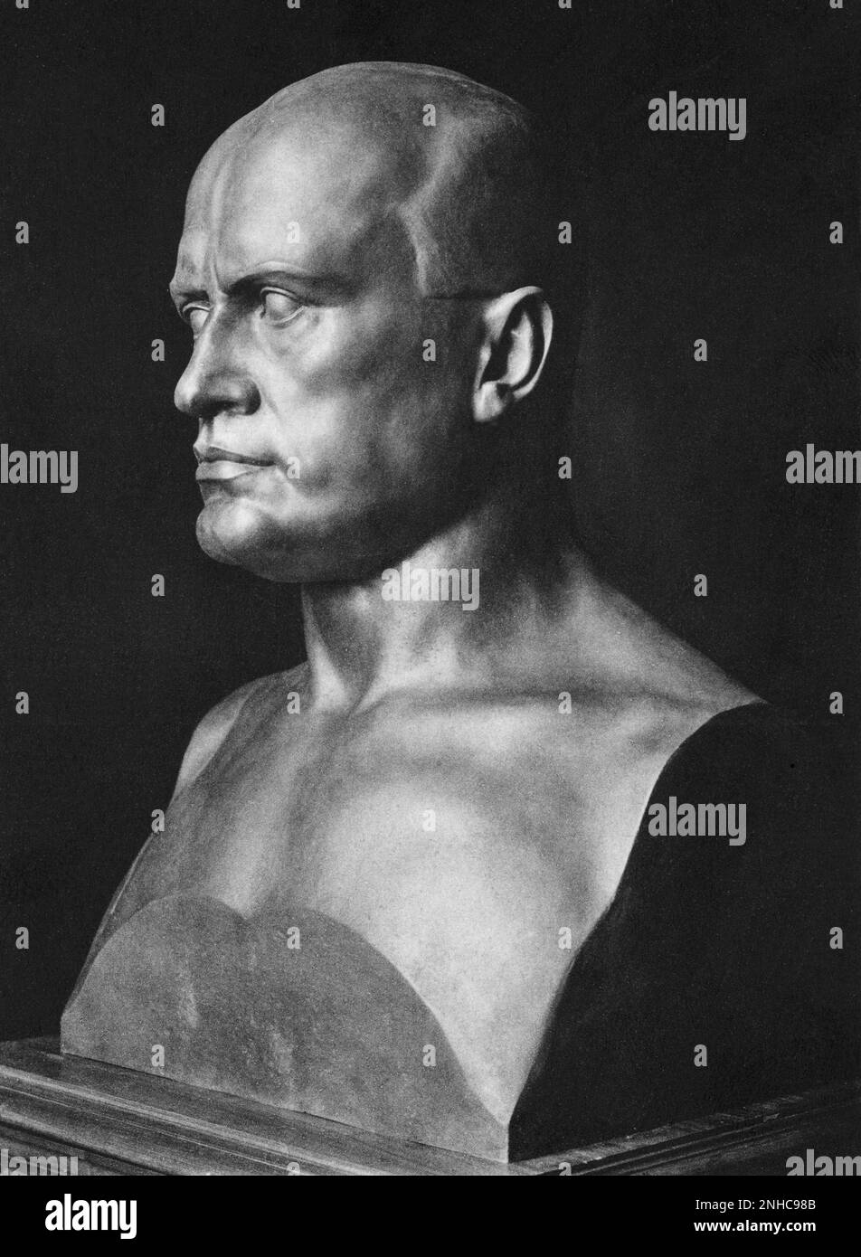 1930's , ITALY : The italian fascist Duce BENITO MUSSOLINI portrayed by the sculptor  GAETANO CHIAROMONTE (  1872 - 1950 ca. ) , bronze head statue for the Senato del Regno rooms - SCULTURA - SCULPTURE - ARTE - ARTI VISIVE - VISUAL  ARTS  - busto - statua - bronzo - FASCISMO - FASCISM - FASCISTA ----  Archivio GBB Stock Photo