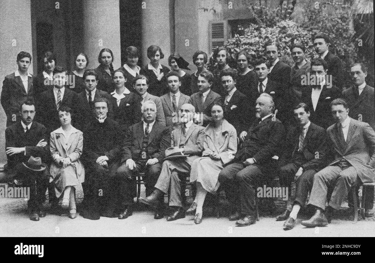 1925 , Milano , Italy: The celebrated italian writer CARLO EMILIO GADDA ( 1893 - 1973 ) when was a young mathematician teacher at Liceo Parini hight school ( the first seated from left ), in this photo with scholar and future writer GUIDO PIOVENE ( center , signed with a black arrow ) . Author of QUER PASTICCIACCIO BRUTTO DE VIA MERULANA ( 1957 )  and L' ADALGISA ( 1944 ) - SCRITTORE - LETTERATO - LETTERATURA - LITERATURE - GAY - omosessuale - omosessualità - homosexuality - homosexual - portrait - ritratto - scolaresca  ----  Archivio GBB Stock Photo
