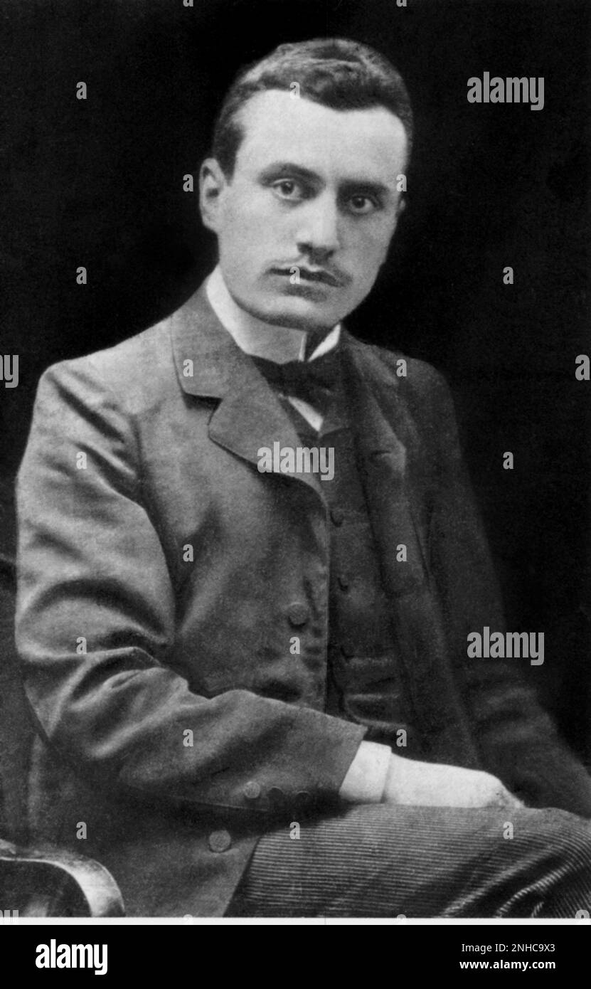 1904 , Switzerland : The future  italian fascist dictator Duce BENITO MUSSOLINI ( 1883 - 1945 )when was a young student of philosopher Vilfred Pareto - Seconda Guerra Mondiale - WWII - World War II - FASCISMO - FASCISTA - FASCIO - tie - cravatta - collar - collare - studente  ----  Archivio GBB Stock Photo