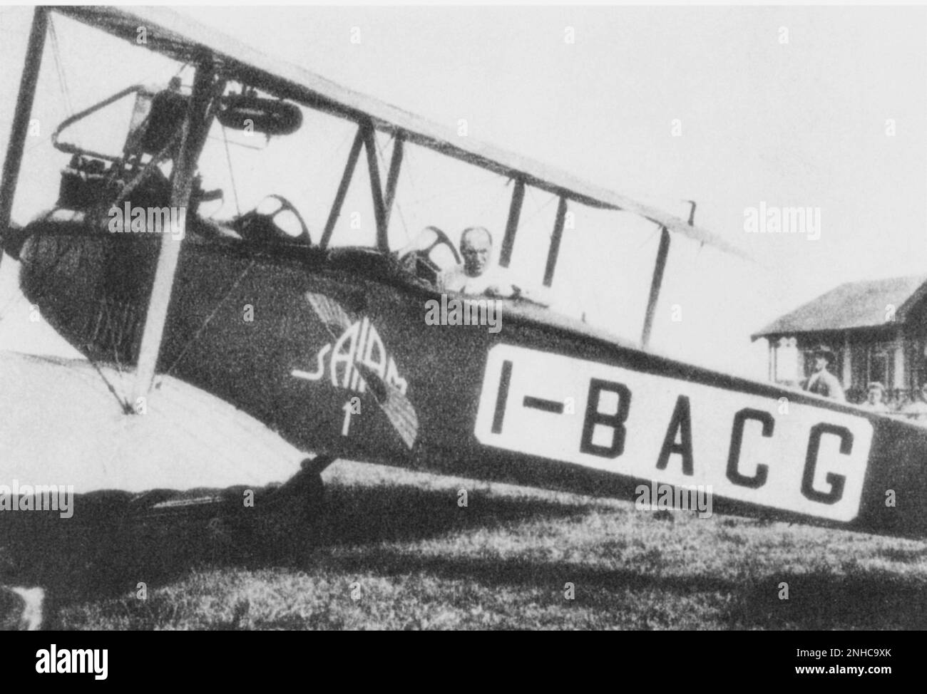 1919 , ITALY : The future  italian fascist dictator Duce BENITO MUSSOLINI ( 1883 - 1945 ) at air pilot school for the Patent of Brevetto Civile  - Seconda Guerra Mondiale - WWII - World War II - FASCISMO - FASCISTA - FASCIO - aviazione - aviatore - aeroplano - biplano - airplane - aeronautica - aeronautical  - aeroplane  ----  Archivio GBB Stock Photo