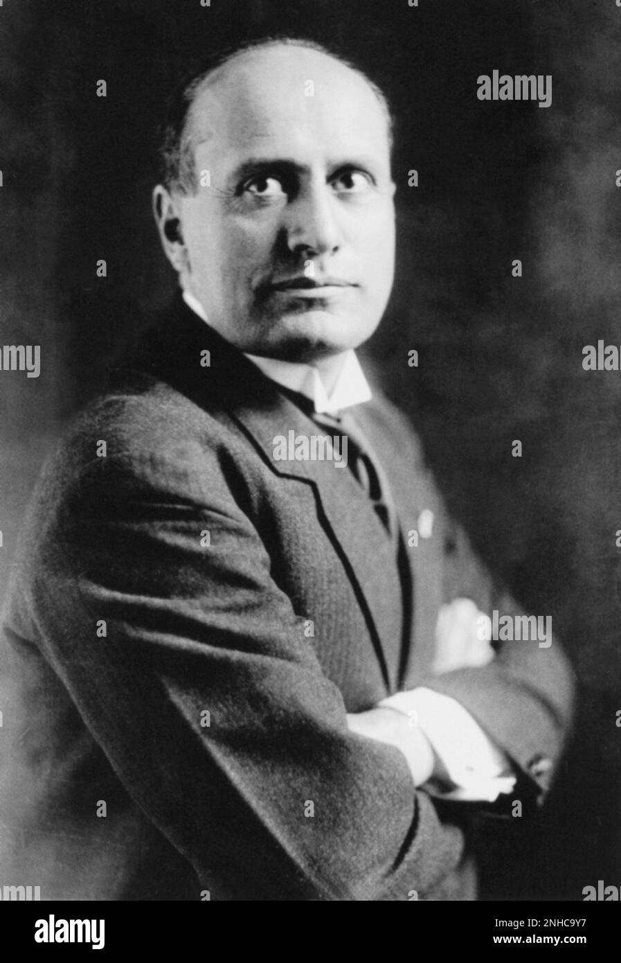 1923 ca, ITALY  : The italian  fascist dictator Duce BENITO MUSSOLINI ( 1883 - 1945 )  - Seconda Guerra Mondiale - WWII - World War II - FASCISMO - FASCISTA - FASCIO - smile - sorriso - tie - cravatta - collar - colletto  ----  Archivio GBB Stock Photo