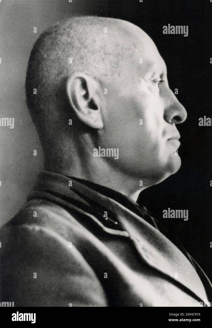 1944 ca., ITALY  : The italian fascist dictator Duce BENITO MUSSOLINI ( 1883 - 1945 ) at Repubblica Sociale di Salò - RSI - R.S.I.   - Seconda Guerra Mondiale - WWII - World War II - FASCISMO - FASCISTA - FASCIO -  foto di propaganda  - profilo - profile  ----  Archivio GBB Stock Photo