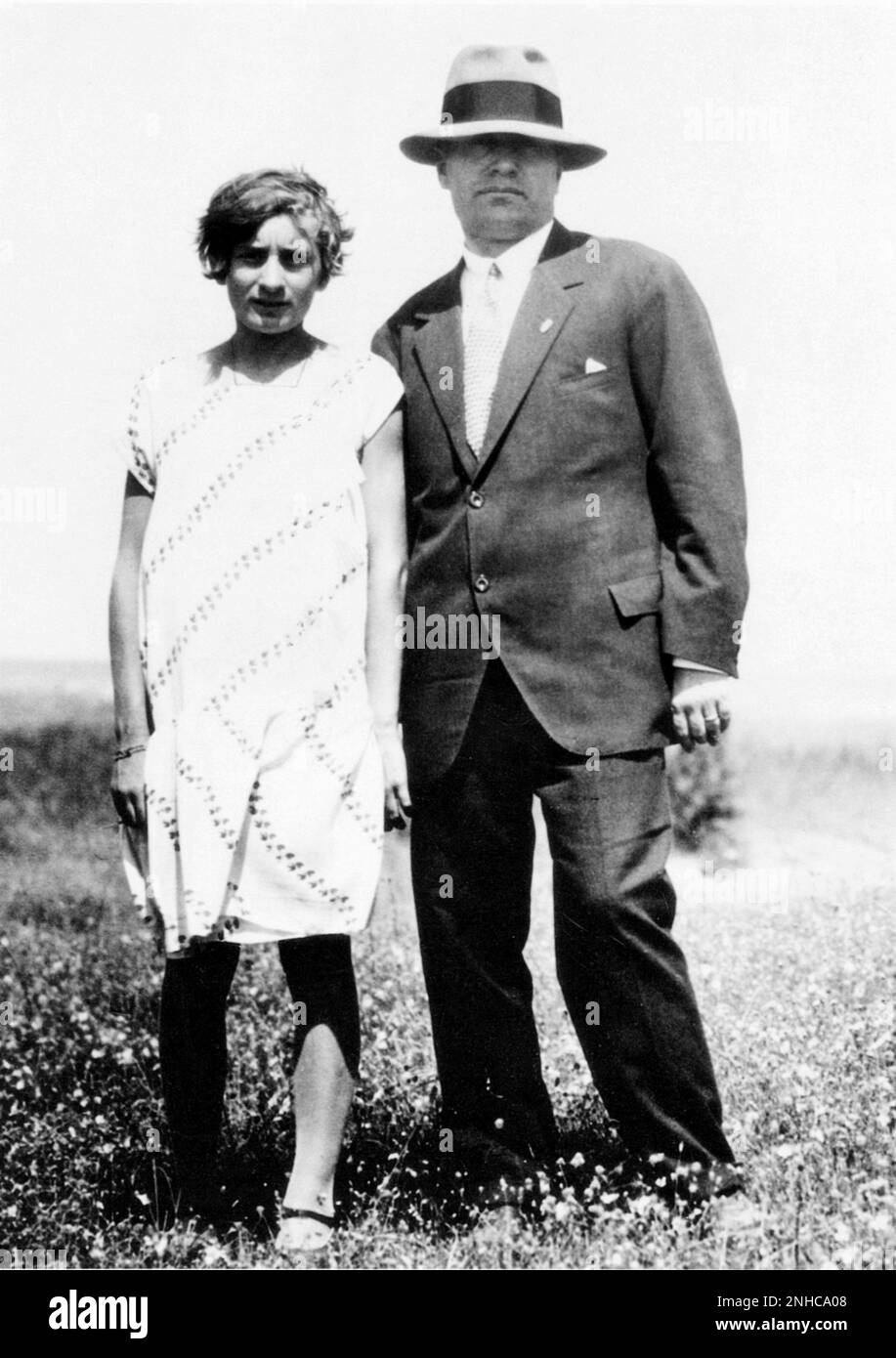 1924 ca., ITALY  : The italian fascist dictator Duce BENITO MUSSOLINI ( 1883 - 1945 ) with daughter EDDA ( 1910 - 1995 ) later countess Ciano   - Seconda Guerra Mondiale - WWII - World War II - FASCISMO - FASCISTA - FASCIO - padre e figlia - hat - cappello - vacanza - vacanze - holiday  ---  Archivio GBB Stock Photo