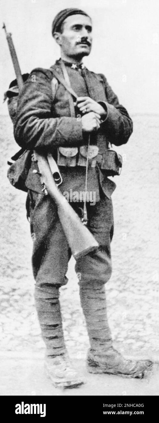 1915 ca, ITALY  : The italian  fascist dictator Duce BENITO MUSSOLINI ( 1883 - 1945 ) when was a soldier during the WWI , 11 Bersagleri corps  - Prima Guerra Mondiale  - World War I - Great War - Grande Guerra - FASCISMO - FASCISTA - FASCIO - baffi - moustache - military uniform - uniforme divisa militare  ----  Archivio GBB Stock Photo