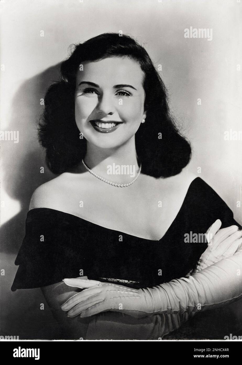 1946 ca, ITALY : The beauty  movie actress and singer  DEANNA DURBIN ( 1921 - 2013  ) - MOVIE - CINEMA - portrait - ritratto - gloves - guanti lunghi - pearls necklace - collana di perle - perla - jewels - gioiello - gioielli - spalla - spalle - shoulder - shoulders - scollatura - neckline - neck-opening - decolleté - smile - sorriso - attrice - cantante  ----  Archivio GBB Stock Photo