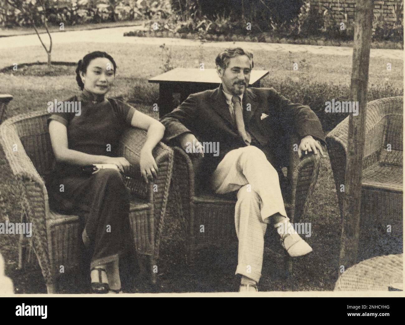 1937 , 11 february , Shanghai : The celebrated JOSEF Von STERNBERG ( Wienn 1894 - Hollywood 1969 ) , movie director of SHANGAI EXPRESS ( 1932 ) with Marlene Dietrich , with a chinese hostess and interpreter during a  promotional travel in China - REGISTA - CINEMA ----  Archivio GBB Stock Photo
