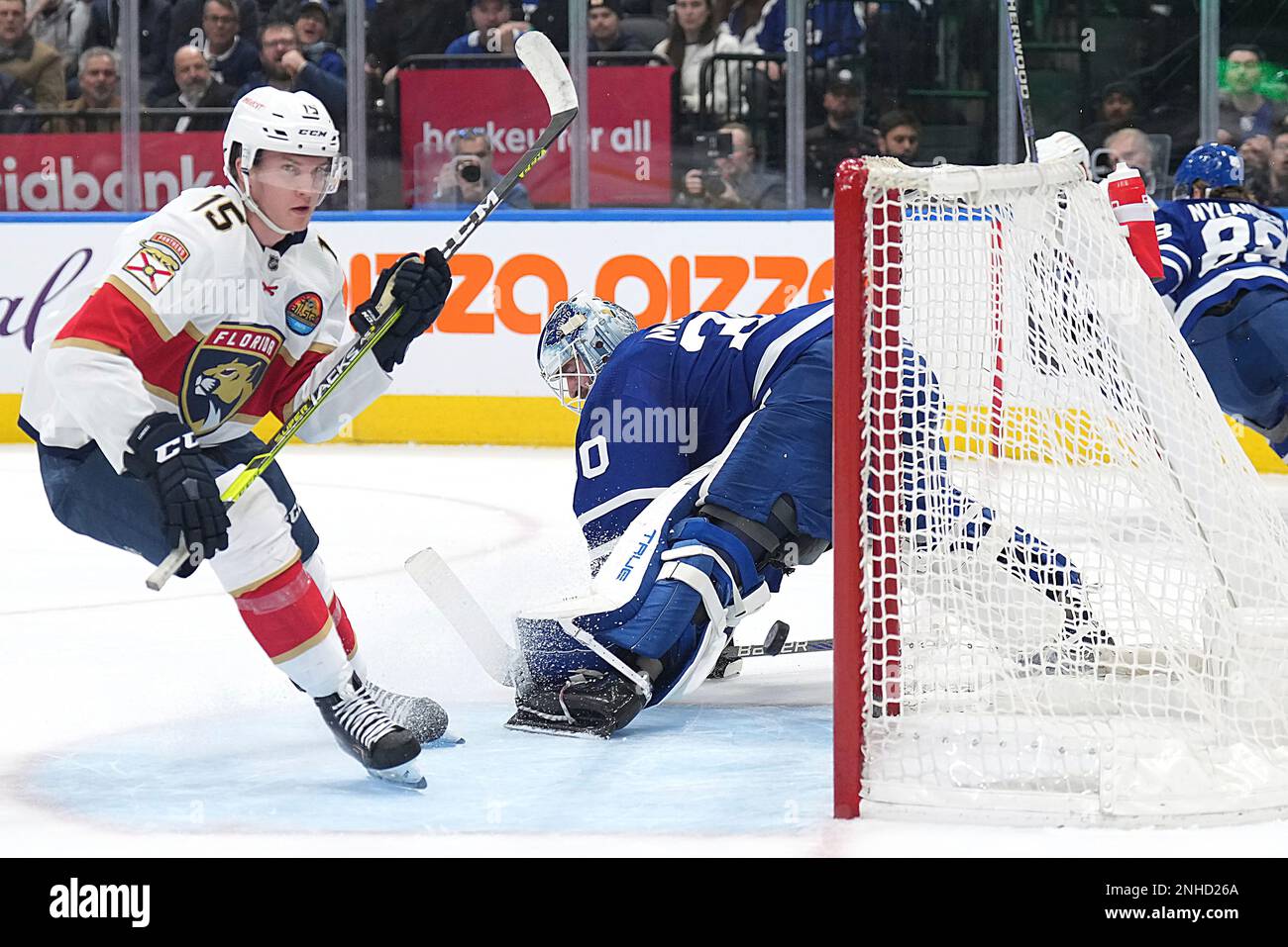 Florida Panthers forward Anton Lundell (15) scores a shorthanded goal