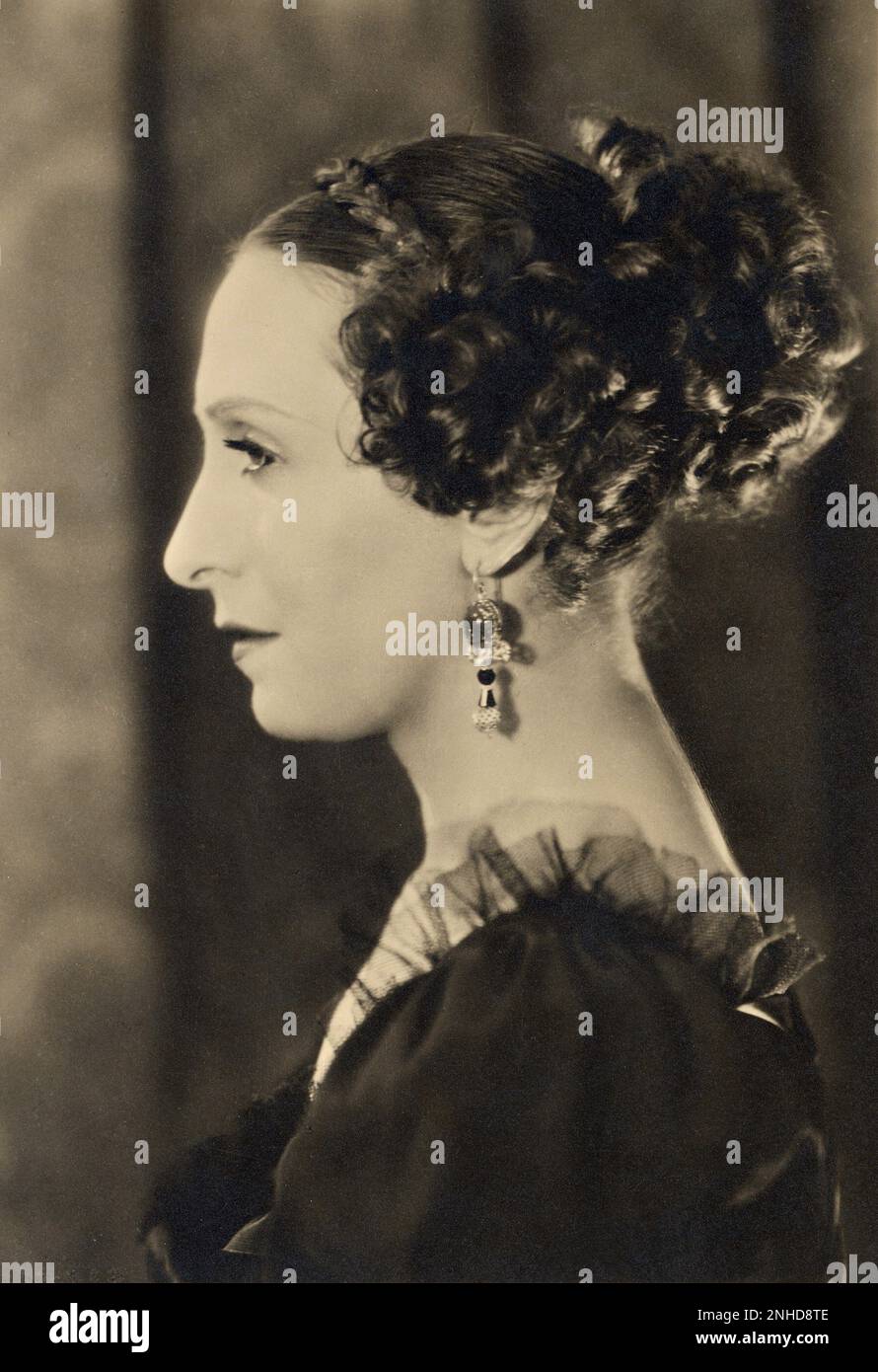 1934 : The italian theatre actress MARTA ABBA ( Milano 1900 - 1988 ), celebrated lover of playwriter Luigi Pirandello , in the movie TERESA CONFALONIERI by Guido Brignone , from a screenplay by Tomaso Smith ( 1896 - 1967 ) - CINEMA - FILM - TEATRO - attrice teatrale e cinematografica - THEATER - portrait - ritratto - profilo - profile - eardrops - orecchino - orecchini - jewels - gioiello - gioielli  - chignon - collo - neck ----    Archivio GBB Stock Photo