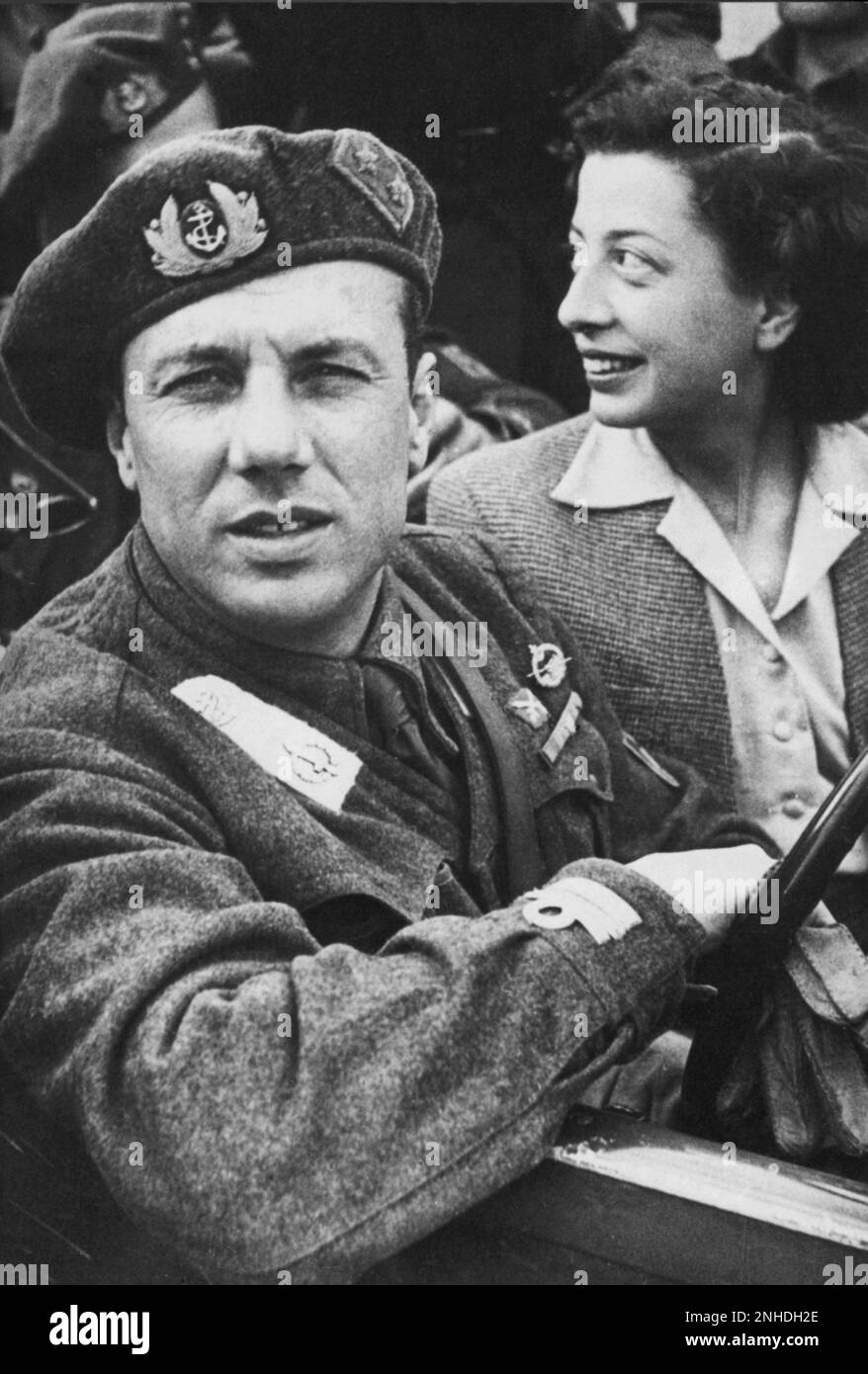 1944 , april , Italy : The prince JUNIO VALERIO BORGHESE ( Roma 1906 - Càdice , Spagna 1974 ) with Luigia Bardelli , wife of Comandant Bardelli of Battaglione BARBARIGO  - FASCISMO - FASCIST - FASCISTA - FASCISM - WW II - World War 2nd - SECONDA GUERRA MONDIALE - X MAS - paracadutisti - parà - marò -  REPUBBLICA SOCIALE di Salò - nobiltà italiana - nobili italiani - nobility - DECIMA MAS  ----  Archivio GBB Stock Photo