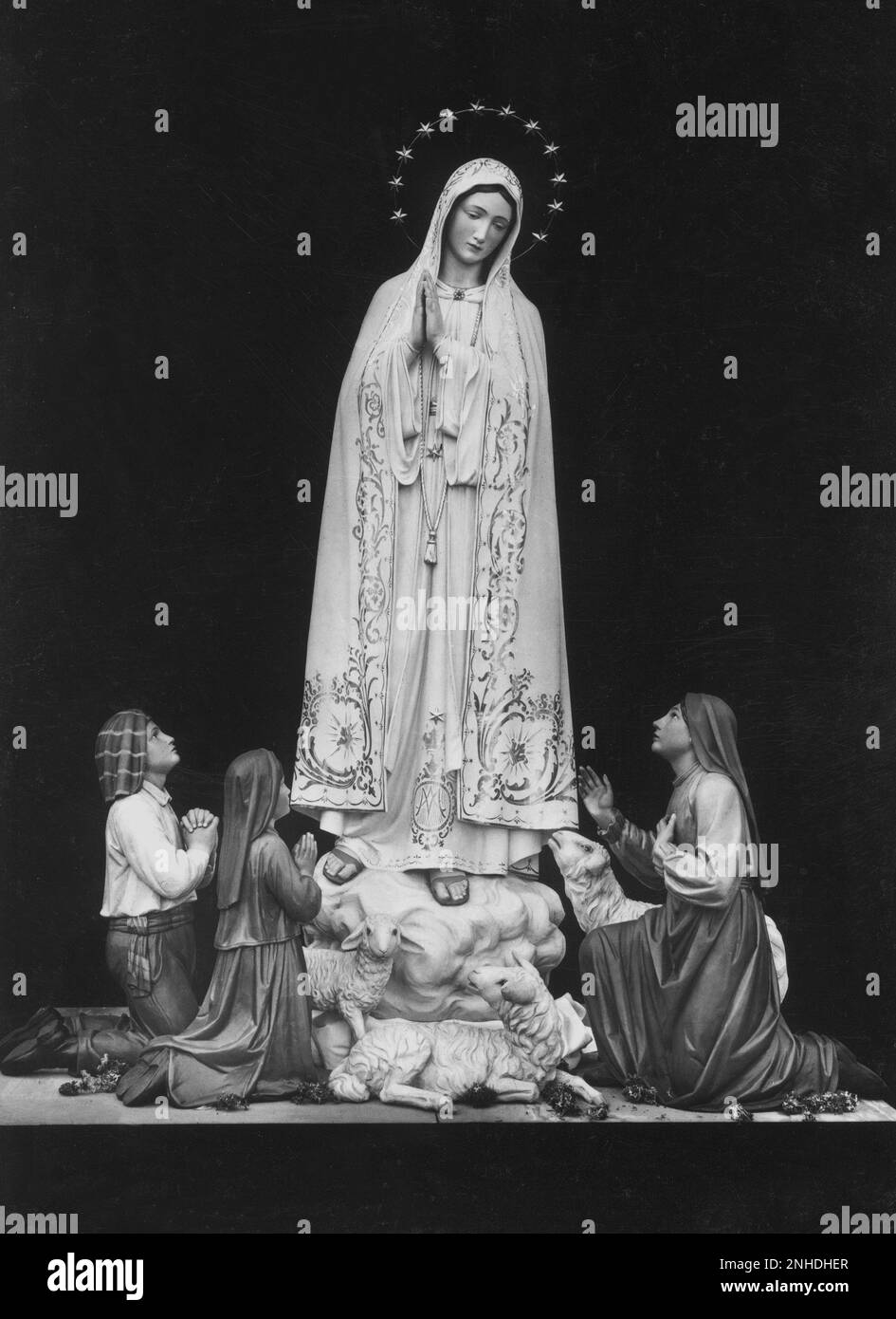13 july 1917 , Fatima , Portugal : JACINTA MARTO ( 1910 - 1920 ) , FRANCISCO MARTO ( 1908 - 1919 ) e LUCIA DOS SANTOS (born 22 mars 1907 ) in Cova da Iria at the time of the first apparition of Our Lady . Statue for the church of San Francesco , Gallarate ( Italy ), 1959  - MIRACOLO DI FATIMA   PORTOGALLO - RELIGIONE CATTOLICA - PRODIGI - miracoli - mistero - sovrannaturale - apparizione mariana - apparizioni mariane - MADONNA - Nostra Signora - Virgin Mary - MIRACLE - miracles MISTERY - CATHOLIC RELIGION - SANTO - SANTI - Saint - Saints - VISIONE - VISIONI - VISION - VISIONS - APPARITION - Ap Stock Photo