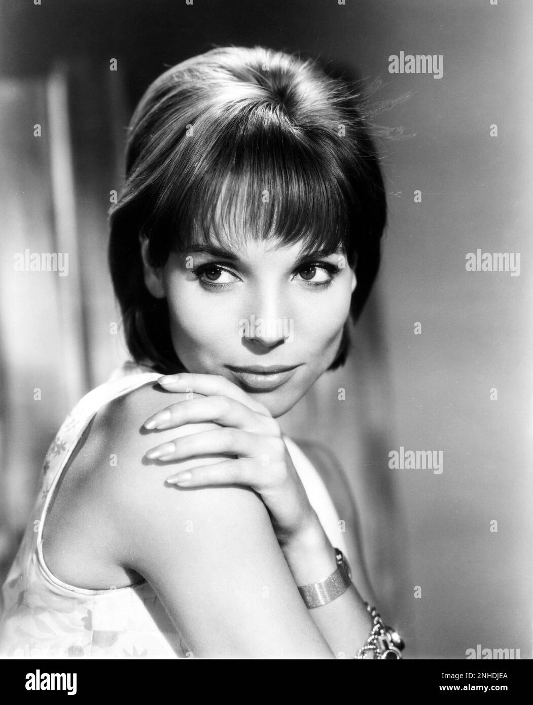 1962 : the italian actress ELSA MARTINELLI ( born in Rome , Italy , 1935 ) in Hollywood productions , pubblicity still for the movie HATARI ! by Howard Hawks - Paramount Pictures Corporation - MOVIE - CINEMA - FILM - portrait - ritratto - bracelet - braccialetto - hands - mano - mani - unghie - nails  ----  Archivio GBB Stock Photo