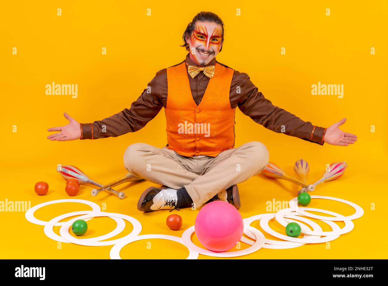 Juggling objects hi-res stock photography and images - Alamy