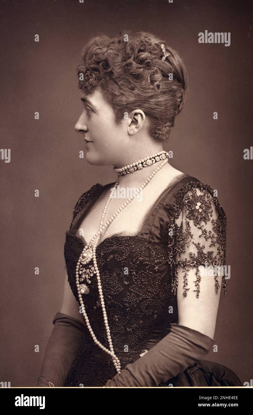 1890 c. : The british Lady WILHELMINA ( Mina ) GARDNER ( 1863 - 1948 ) , wife of Admiral Lord CHARLES BERESFORD ( 1846 - 1919 ) , close friends of the Prince of Wales , later King Edward VII of England . Portrait by W. & D. Downey , London   - REALI - ROYALTY - nobili - nobility   - ritratto - profilo - profile - chignon - pearls necklace - collana di perle - perla - jewels - gioiello - gioielli - boijoux - guanti lunghi - gloves - neckopening - scollatura - decolleté - pin - spilla - ricamo - embroderie  - EPOCA VITTORIANA - Victorian period  - BELLE EPOQUE ---  Archivio GBB Stock Photo