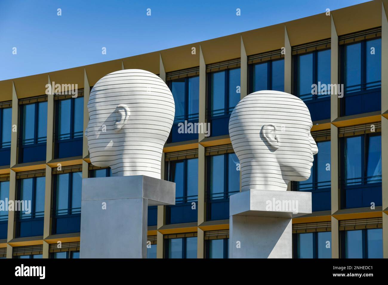 Artwork, head movement, heads, shifting, Forumplatz, Adlershof, Treptow