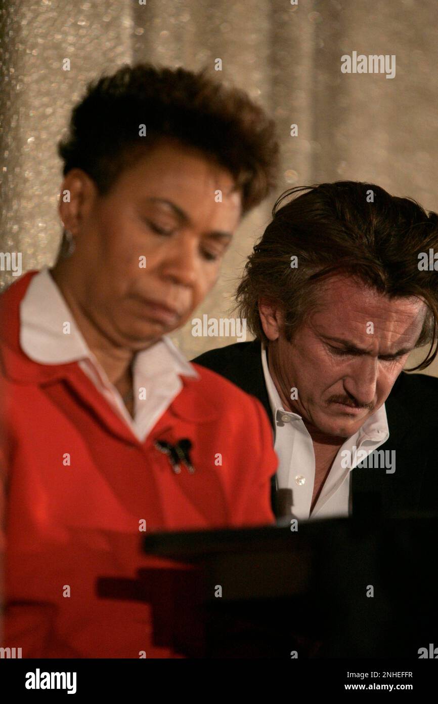 war25 092 mac.jpg Rep. Barbara Lee and actor Sean Penn observe a moment of  silence at the start of the meeting to remember those lost in the war in  Iraq. Rep. Barbara