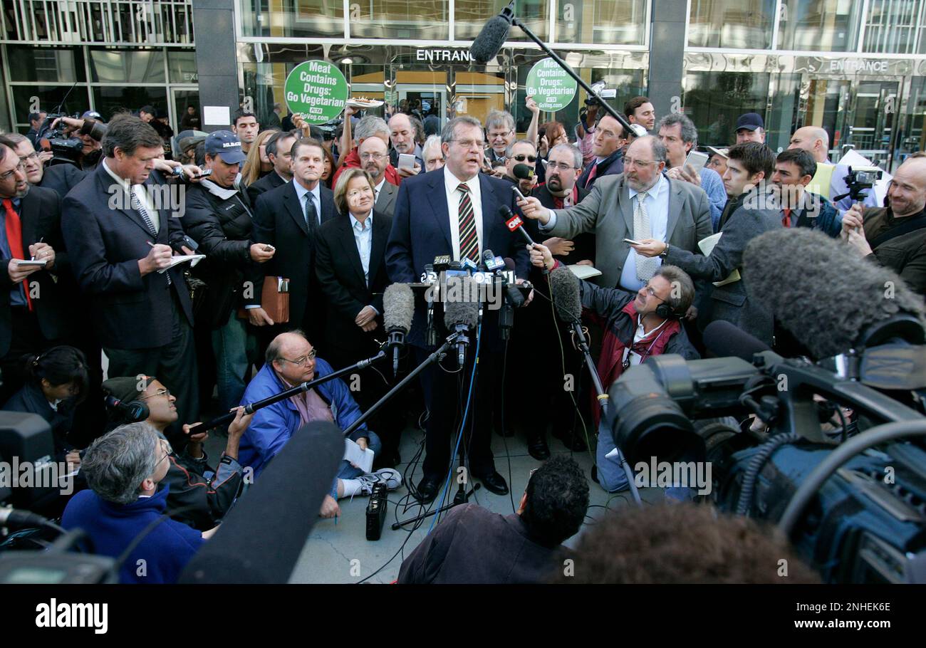 bonds appear 103 mac.jpg Attorneys fro Barry Bonds, make a statement at the  end of the hearing, Allen Ruby (at podium) leads the questions. Former San  Francisco Giants slugger Barry Bonds appeared