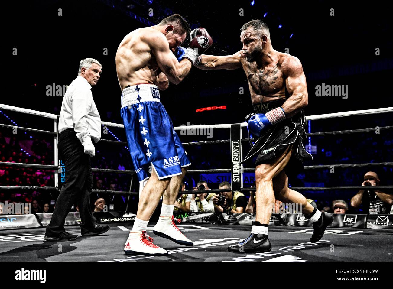Boxing, Felix Sturm GER (blue trousers) vs Suekrue Altay TUR (black