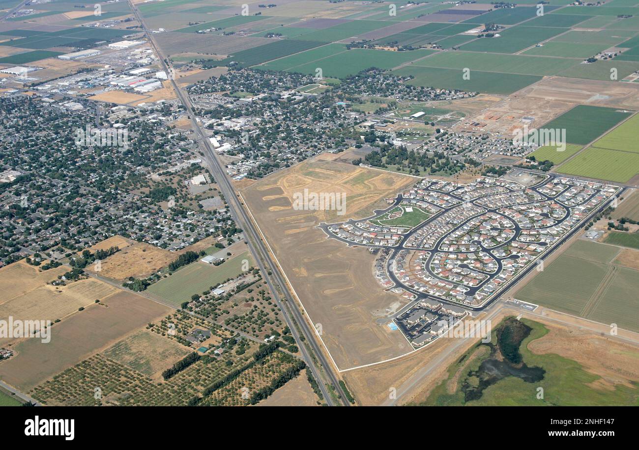 i8013 148 mac.jpg Housing development on the Southern edge of Dixon, Ca.  Real Estate story on the rapid growth and development in Solano County. The  I-80 at I-680 freeways in Cordelia get