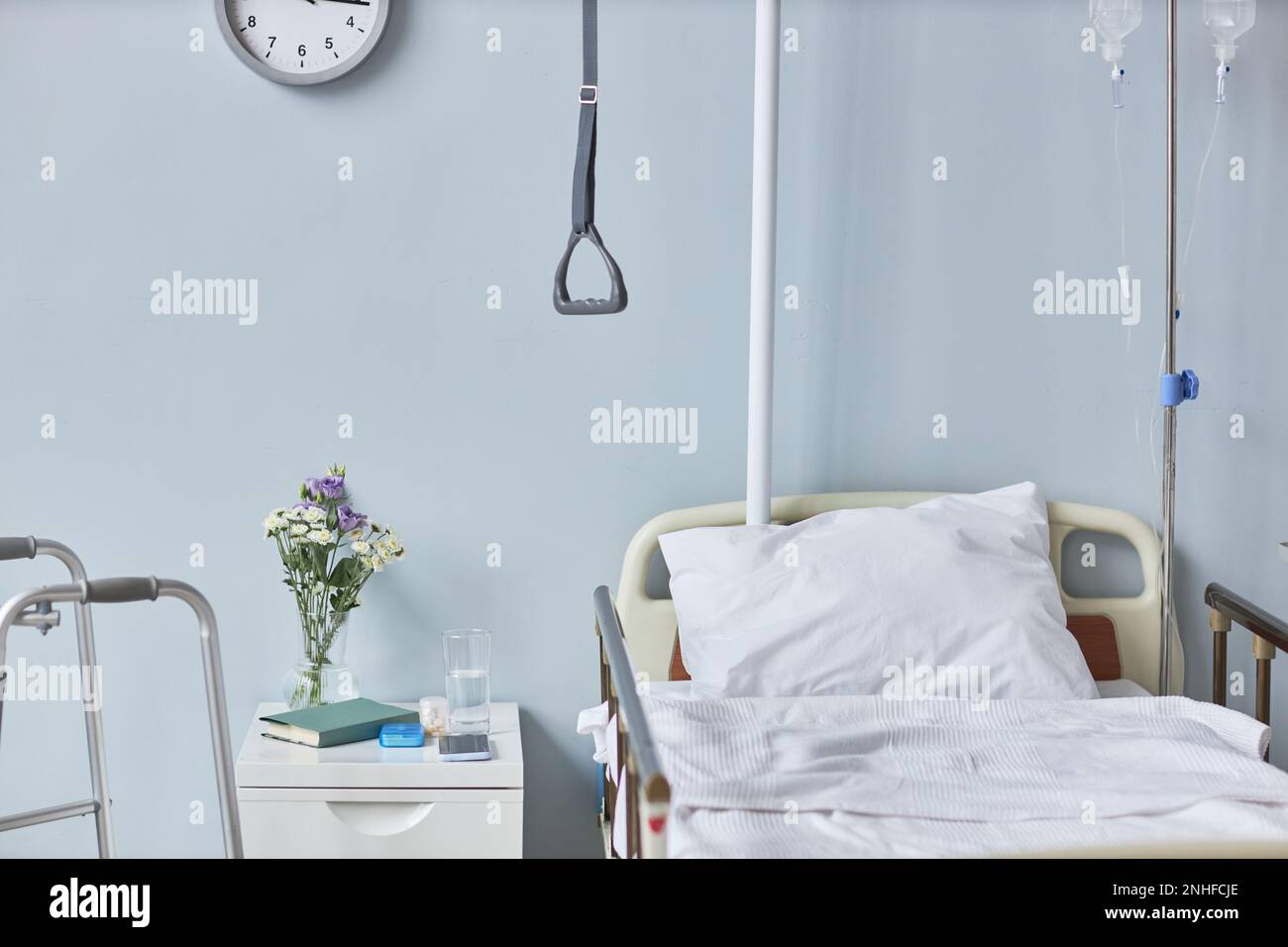 Hospital flowers empty bed hi-res stock photography and images - Alamy
