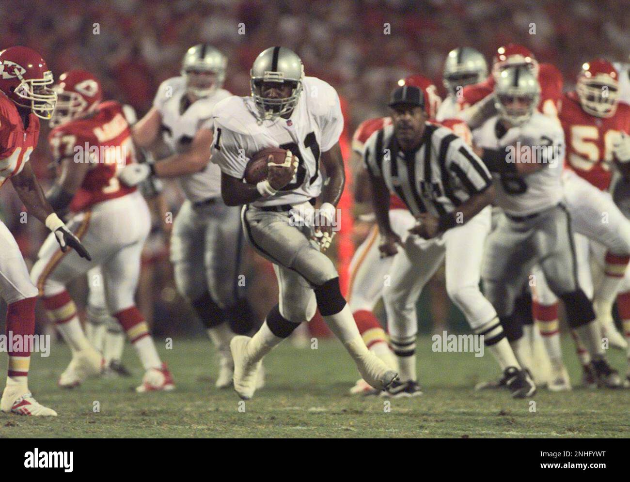 RAIDERS BROWN/C/06SEP98/SP/MAC Oakland Raiders vs. Kansas City Chiefs Raiders  81- Tim Brown heads upfield after a catch in the first quarter. By Michael  Macor/The Chronicle (MICHAEL MACOR/San Francisco Chronicle via AP Stock