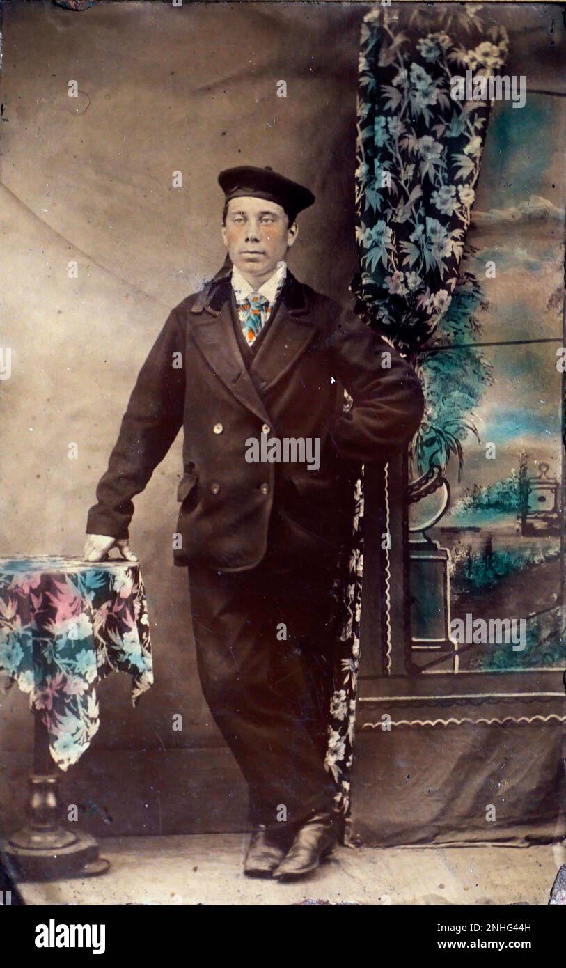 AJAXNETPHOTO. 1880-1900 (APPROX). UNITED KINGDOM; EXACT LOCATON UNKNOWN. - TINTYPE PHOTOGRAPHY. HAND COLOURED TINTYPE OR FERROTYPE PHOTOGRAPH DEPICTING A STUDIO PORTRAIT OF MAN IN BERET IN A STUDIO SETTING.  PHOTOGRAPHER:UNKNOWN © DIGITAL IMAGE COPYRIGHT AJAX VINTAGE PICTURE LIBRARY SOURCE: AJAX VINTAGE PICTURE LIBRARY COLLECTION REF:GX8 231902 256 Stock Photo