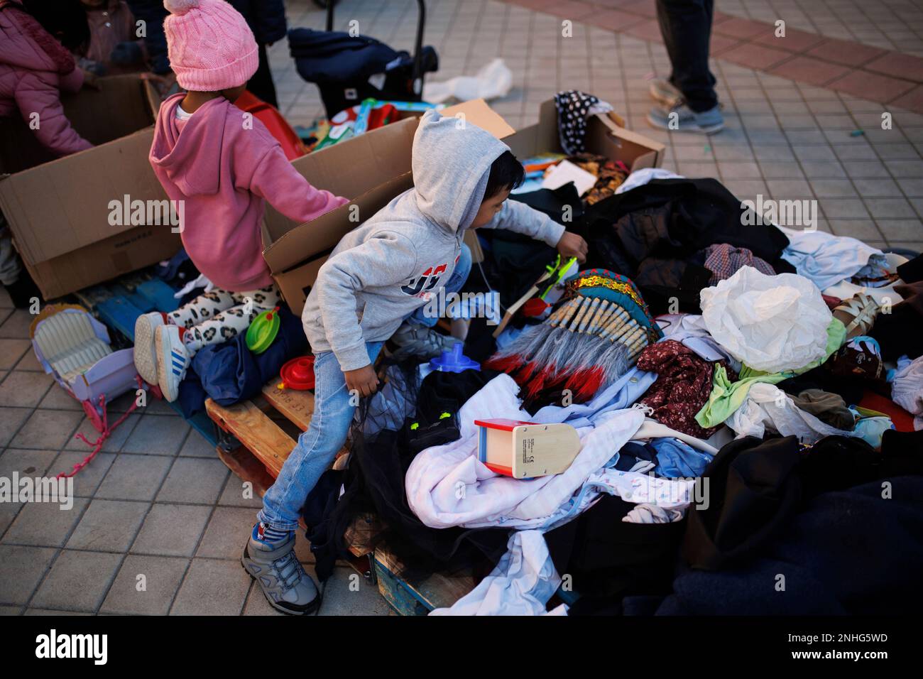Children pick up gifts during the delivery of gifts to more than 100  vulnerable children, on January 4, 2023, in Madrid (Spain). The Fundación  Madrina is distributing gifts until tomorrow, Thursday, January