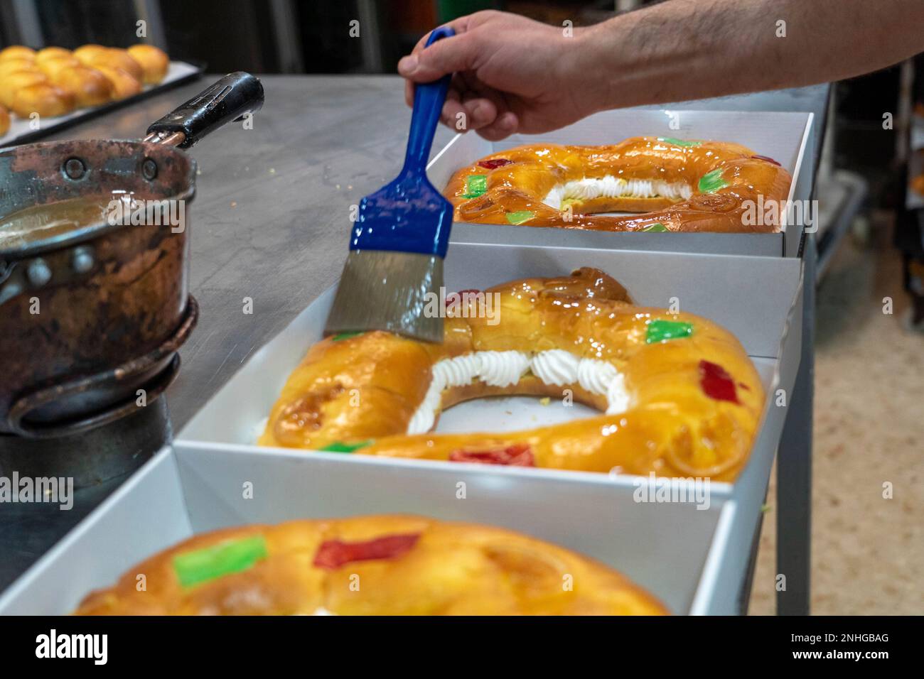 A pastry chef putting the final touches to the Roscón de Reyes on