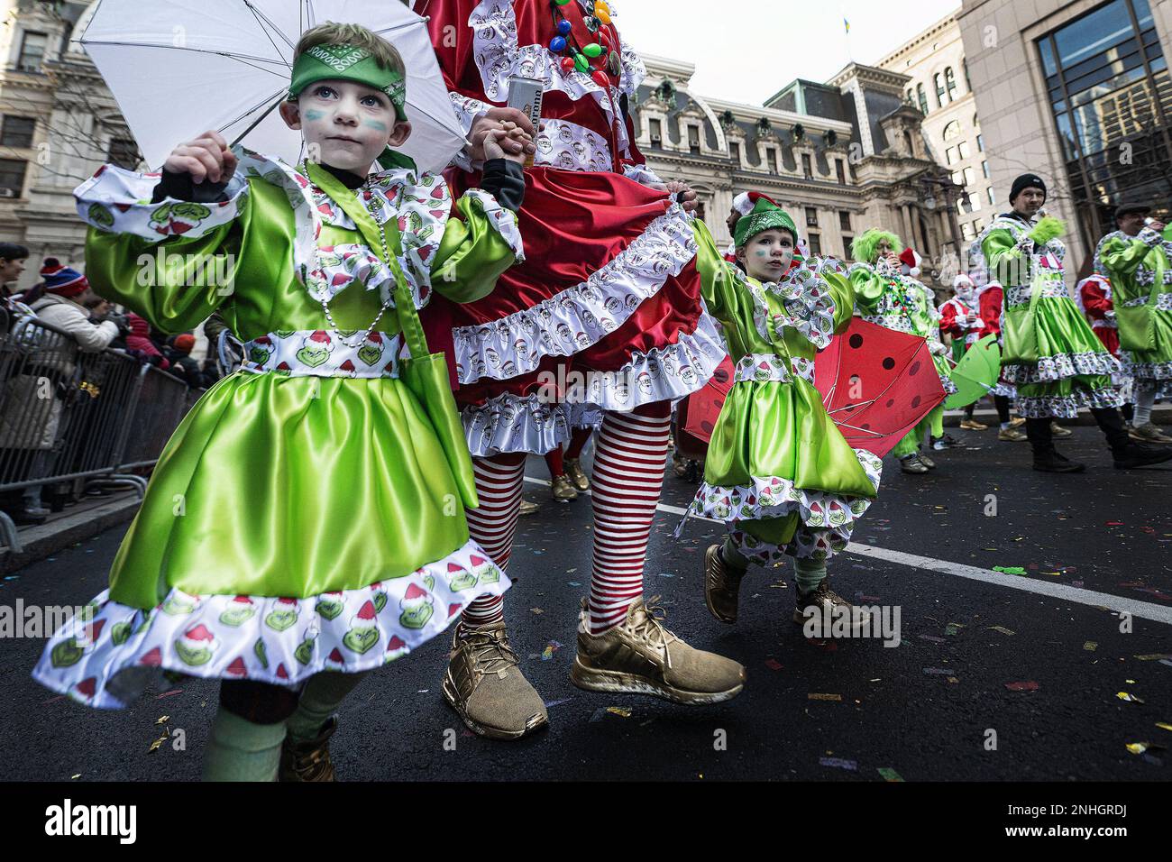 Philadelphia's Mummers Froggy Carr Wench Brigade strut in the 2023 ...