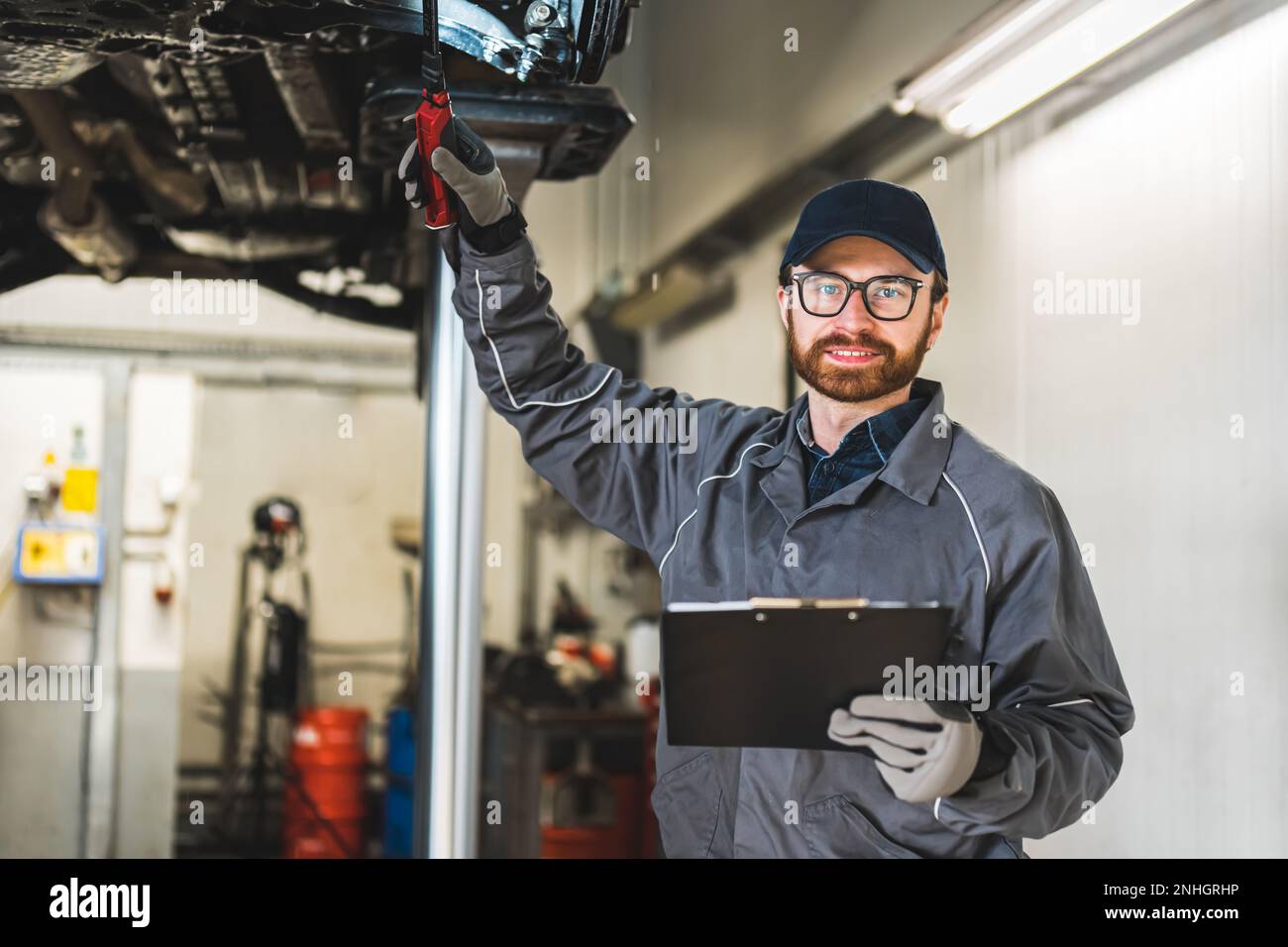 Auto mechanic worker writing hi-res stock photography and images - Alamy