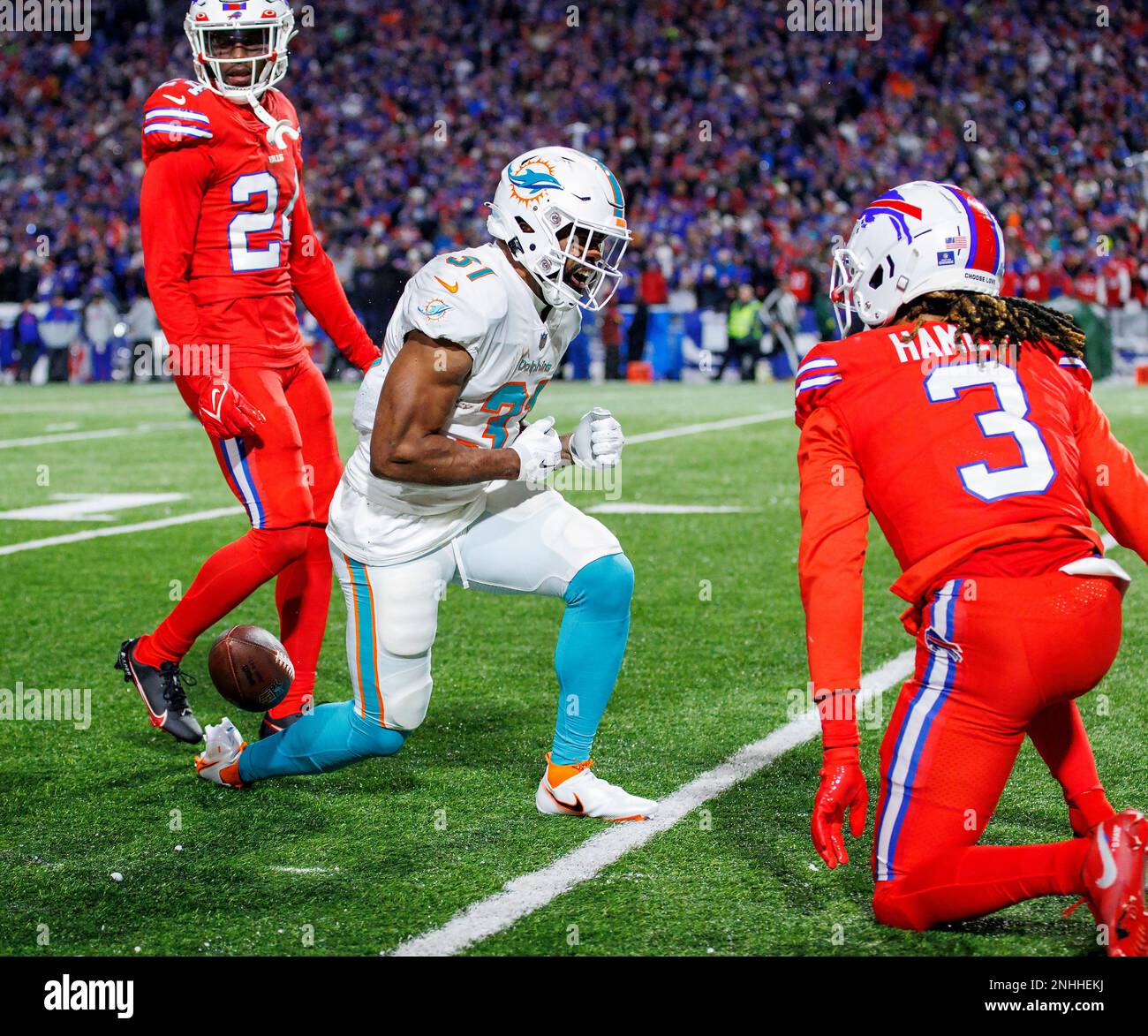 MIAMI GARDENS, FL - SEPTEMBER 25: Miami Dolphins running back Raheem Mostert  (31) runs with the ball during the game between the Buffalo Bills and the  Miami Dolphins on September 25, 2022